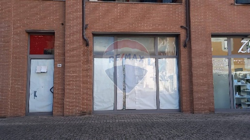Foto Negozio in VIA BRAIDA, Sassuolo Centro di 98 m² con 3 locali