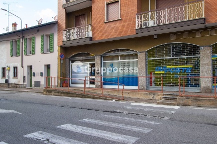 Foto Attività commerciale in via S. Crescenzia, Magenta Centro di 72 m²