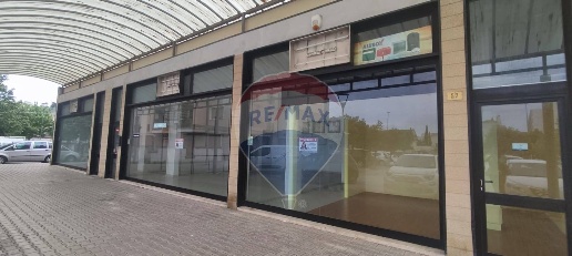 Foto Locale commerciale a Pescara Tirino di 342 m² con 8 locali in vendita