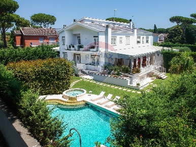 Foto Villa unifamiliare in Viale Tucidide, Roma Casal Palocco di 380 m²