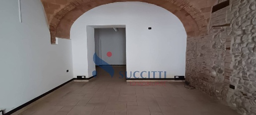 Foto Locale commerciale in via Raneiro, Teramo Centro di 50 m² con 2 locali