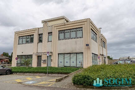 Foto Ufficio in Via Como, Fenegrò di 335 m² con 5 locali in affitto