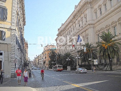 Foto Locale commerciale in Via Nazionale, Roma Monti di 250 m² con 2 locali