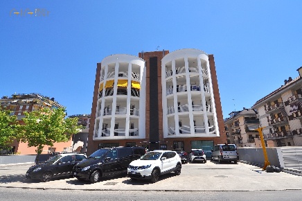 Foto Locale commerciale in Via Ischia I, Grottammare di 230 m² con 4 locali