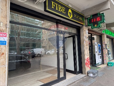 Foto Negozio in viale anicio gallo, Roma Cinecittà di 45 m² con 1 locali
