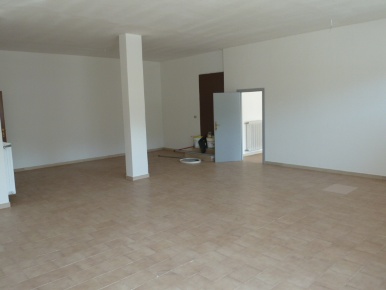 Foto Locale commerciale a Martinsicuro di 130 m² con 2 locali in vendita