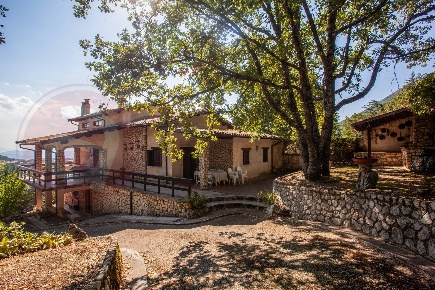 Foto Hotel in Via Colle Polmone, Campoli Appennino di 197 m² con 3 locali