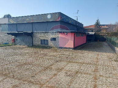 Foto Locale commerciale a Calusco d'Adda di 280 m² con 2 locali in affitto