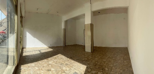 Foto Locale commerciale a Vado Ligure Vado Centro di 55 m² con 2 locali