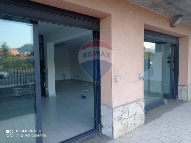 Foto Locale commerciale in via della seta, Giardini-Naxos di 340 m²