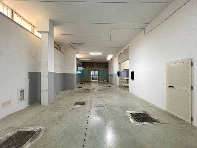 Foto Magazzino in Via Niccolò IV, San Benedetto del Tronto di 290 m²