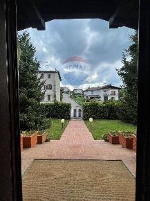 Foto Hotel in Via Mora e Gibin, Divignano di 644 m² con 11 locali