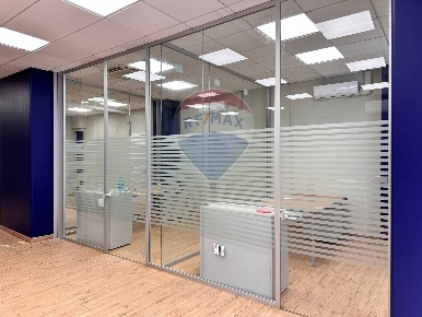 Foto Locale commerciale a Ancona Regione di 623 m² con 20 locali in vendita