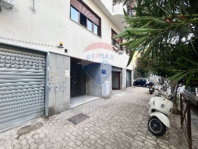 Foto Locale commerciale in Via Cacciatore, Salerno Centro di 70 m²