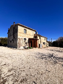Foto Attività commerciale in c.da Montefiore, Recanati Montefiore di 300 m²