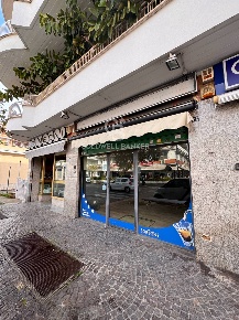 Foto Locale commerciale in VIA ROMA, Pomezia di 77 m² con 1 locali