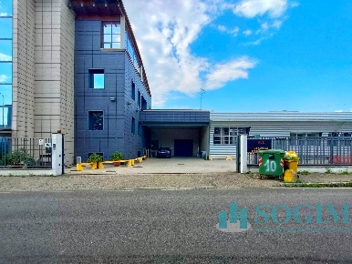 Foto Ufficio a Rozzano Centro di 400 m² con 8 locali in affitto