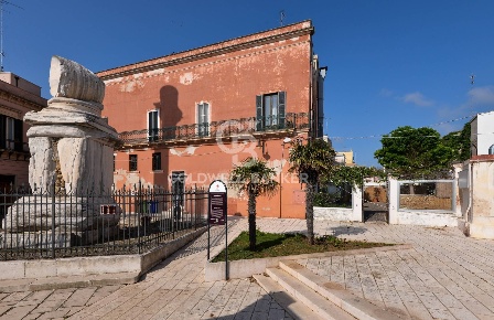 Foto Attività commerciale in Via Colonne, Brindisi Centro Storico di 153 m²