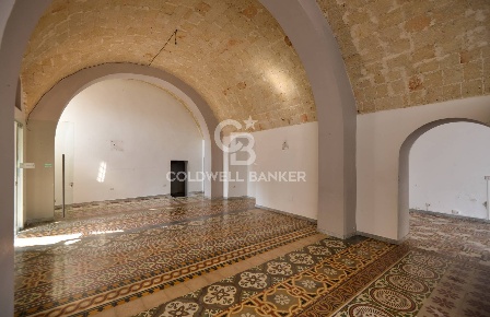 Foto Attività commerciale in Via Colonne, Brindisi Centro Storico di 153 m²