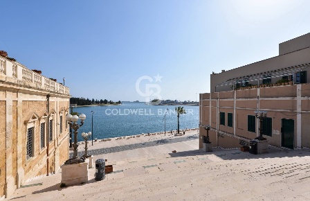 Foto Attività commerciale in Via Colonne, Brindisi Centro Storico di 153 m²