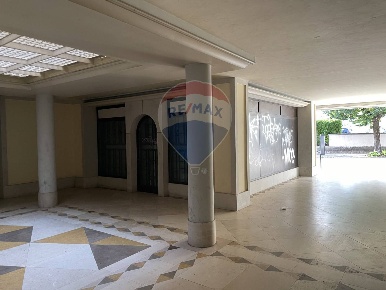 Foto Negozio in Via Cavour, Belluno Centro di 230 m² con 3 locali