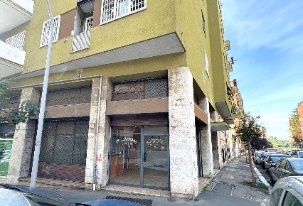 Foto Locale commerciale in Lidia, Roma Pantheon di 90 m² con 2 locali