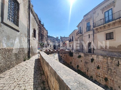 Foto Hotel in Via Papaleo, Scicli Centro di 300 m² con 1 locali in vendita