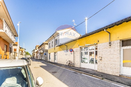 Foto Negozio in VIA PALESTRO, Busto Arsizio San Michele di 400 m²