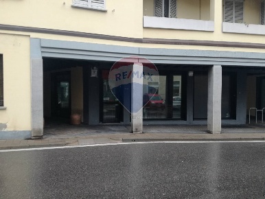 Foto Attività commerciale in via Trivulzio, Briosco Capriano di 210 m²