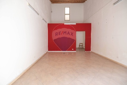 Foto Locale commerciale in Via Trento, Caltagirone Centro di 62 m²