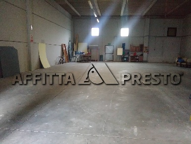 Foto Attività commerciale a Collesalvetti di 450 m² con 2 locali in affitto