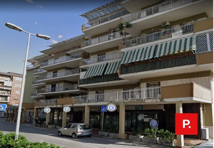 Foto Locale commerciale in via Pezzella, Santa Maria Capua Vetere di 400 m²