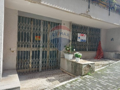 Foto Locale commerciale in Via Serafino Amabile Guastella, Ragusa di 174 m²