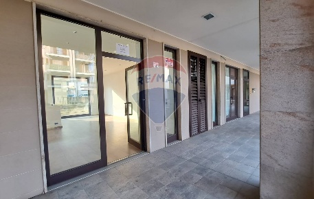Foto Negozio in piazza astengo, Settimo Torinese di 80 m² con 2 locali