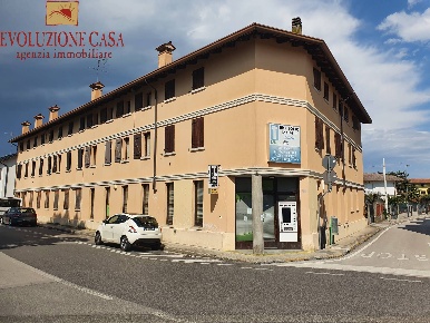 Foto Locale commerciale in piazza ss martiri, San Canzian d'Isonzo Centro