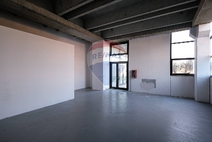 Foto Locale commerciale in VIA DON GIULIO CARMINATI, Boltiere di 79 m²