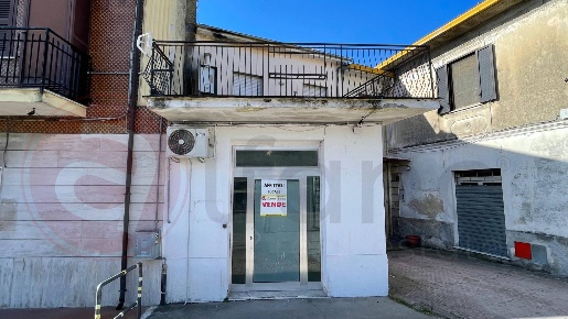 Foto Locale commerciale in Via Casilina, Colfelice di 56 m² con 4 locali