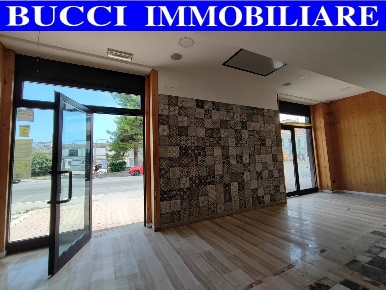 Foto Locale commerciale in Via Nazionale Adriatica Nord, Pescara di 90 m²