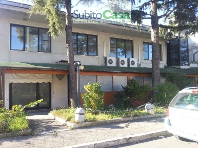Foto Magazzino in Via Penne, Chieti Chieti Scalo di 140 m² con 2 locali