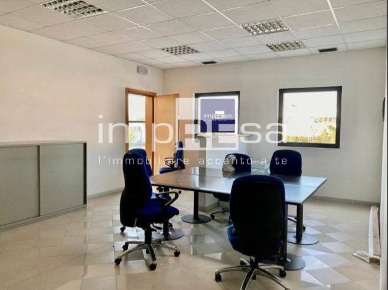 Foto Ufficio in Brunacci, Venezia Marghera - Catene di 353 m² con 8 locali