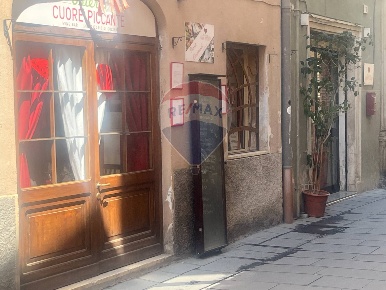 Foto Locale commerciale in Via Giuseppe Garibaldi, Foligno Centro Storico