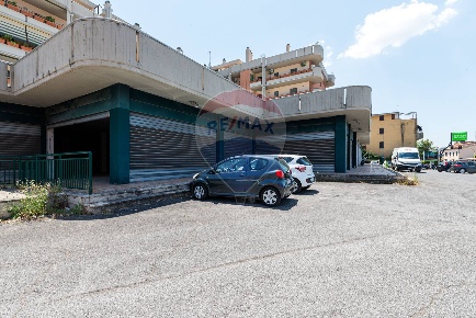 Foto Locale commerciale in Via Salaria, Monterotondo Monterotondo Scalo