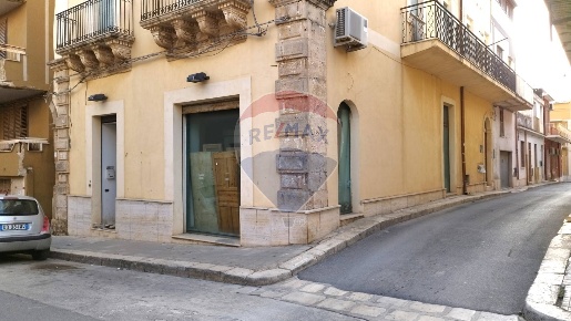 Foto Locale commerciale in Via Cassar Scalìa, Pachino Centro di 130 m²