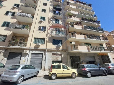 Foto Negozio in Via Damiani Almeyda, Palermo Notarbartolo - Sciuti di 28 m²