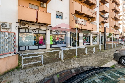 Foto Negozio in PIAZZA PAPA GIOVANNI PAOLO II, Palermo di 136 m² in vendita