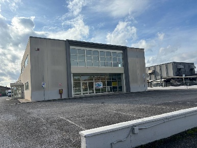 Foto Locale commerciale in Via dei Pioppi, Bastia Umbra Bastia di 1000 m²