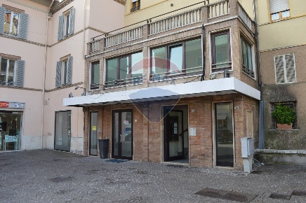 Foto Locale commerciale in Piazza Giuseppe Mazzini, Bastia Umbra Bastia