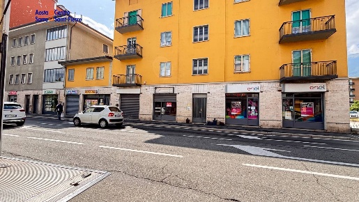 Foto Locale commerciale in Via Chambery, Aosta Centro di 50 m² con 1 locali
