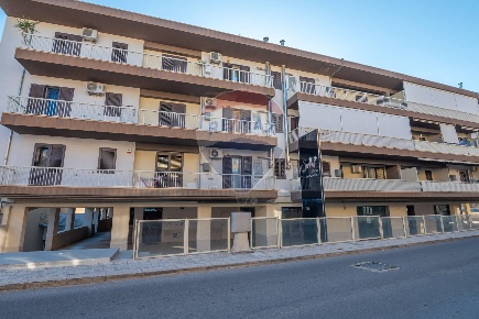 Foto Locale commerciale in Via Cannicarao, Comiso Centro di 740 m²
