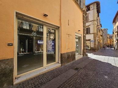 Foto Locale commerciale in Corso Italia, Viterbo di 110 m² con 2 locali